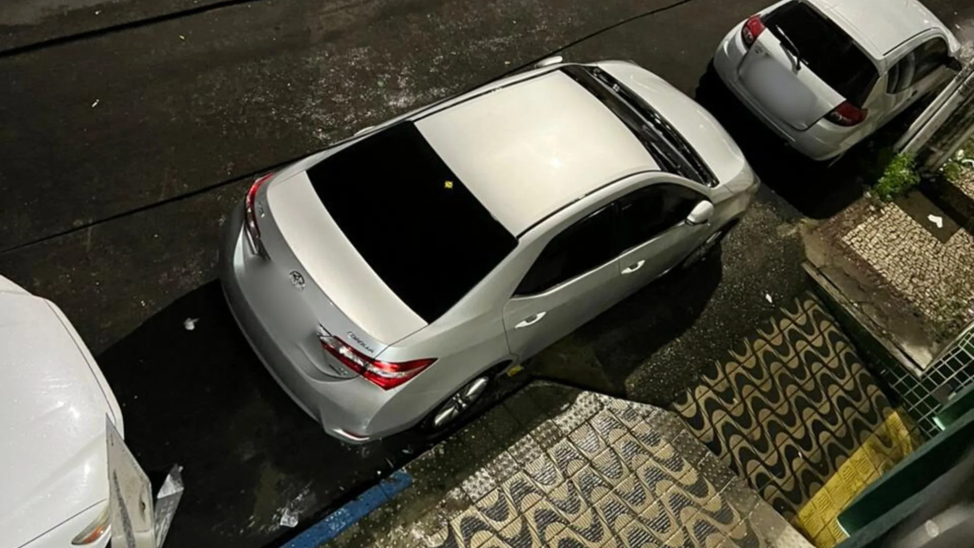 Carro parado em frente a garagem em Cariacica
