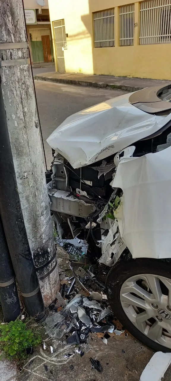 Carro em alta velocidade invade contra mão, bate em três carros e motorista foge logo em seguida