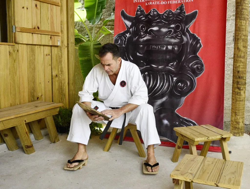 Professor constrói casa japonesa pra ensinar caratê em Vitória