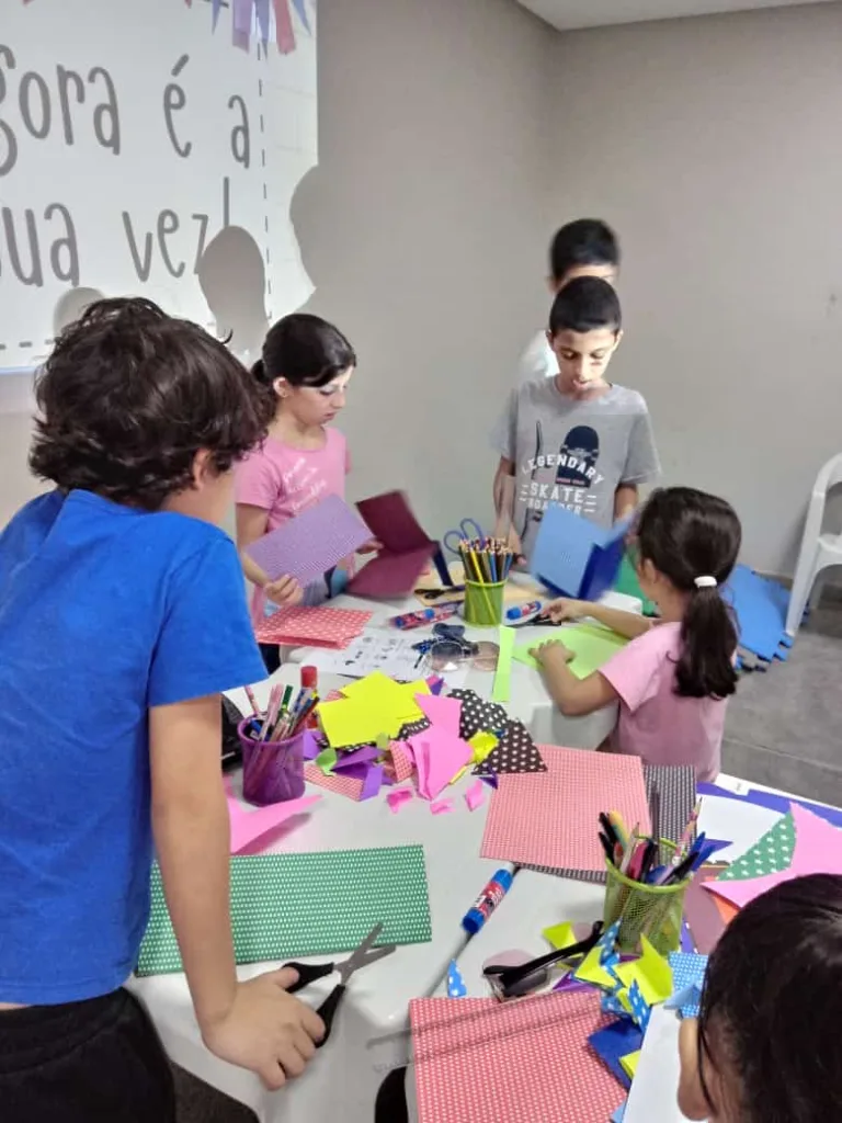 Crianças palestinas na Mesquita de Vitória