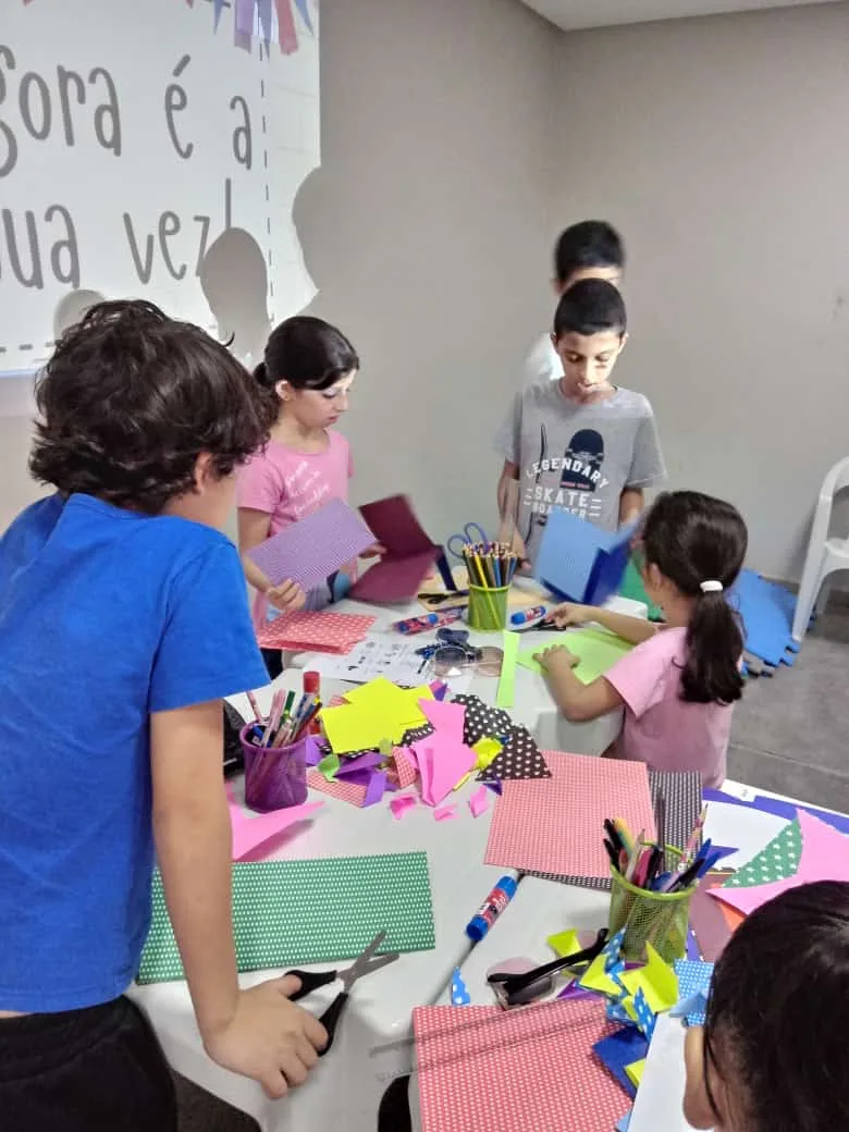 Crianças palestinas na Mesquita de Vitória