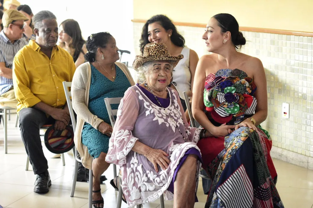 Desfile de moda com idosos na Faesa