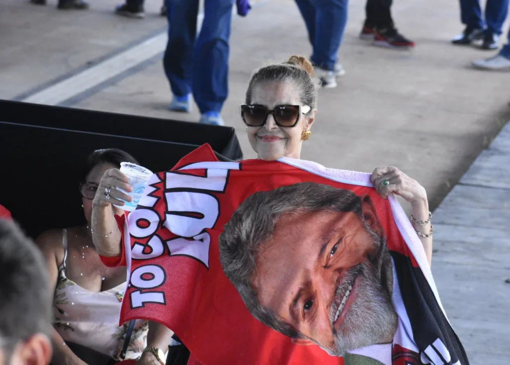 Apoiadores aguardam chegada de Lula no ES