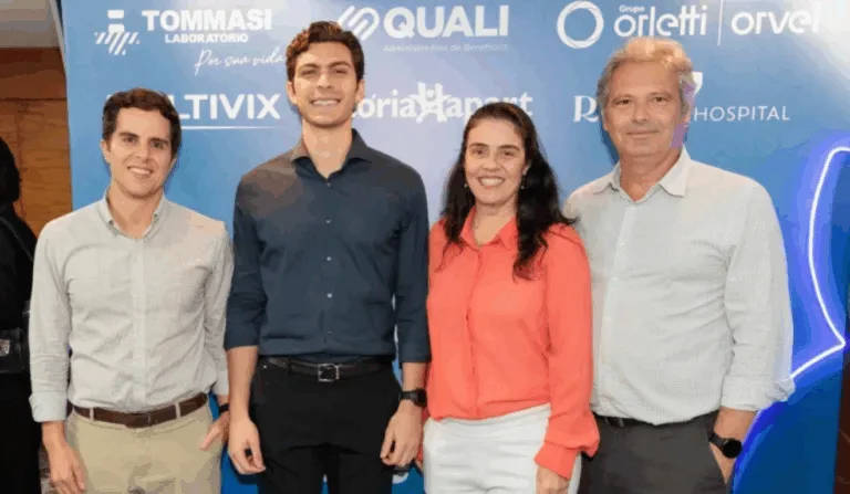 Felipe Caroni e Americo Buaiz Neto com Juliana e Bruno Tommasi