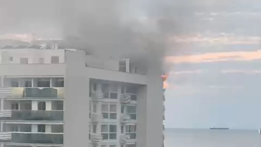 Incêndio em prédio na Rodovia do Sol