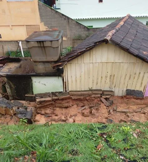 Deslizamento de terra atinge três casas e deixa oito pessoas desalojadas em Venda Nova
