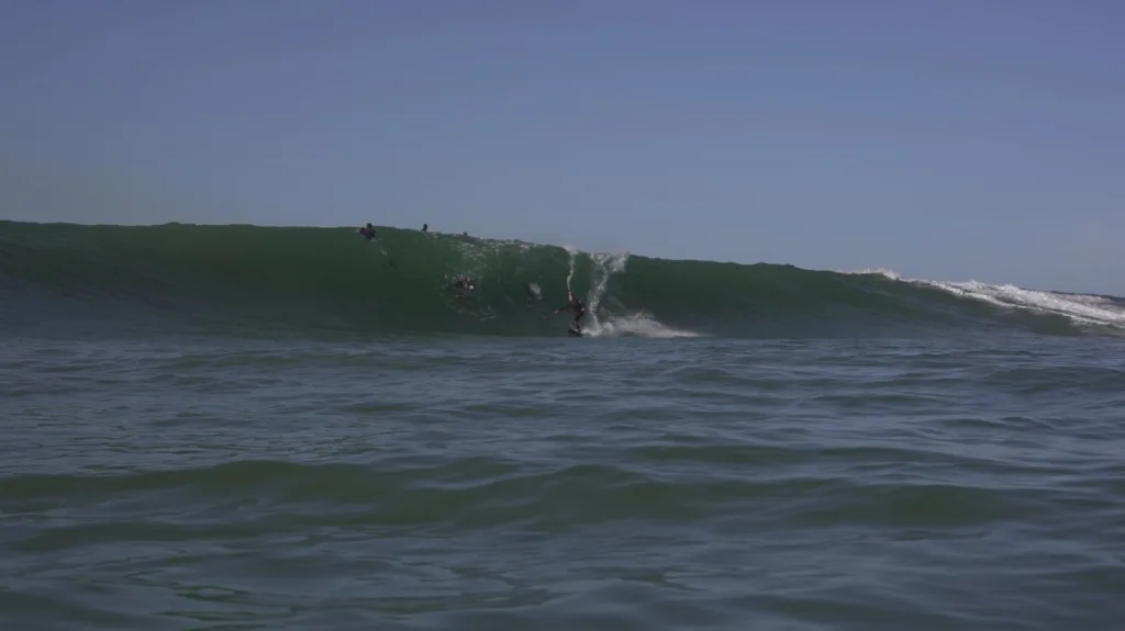 Sessão de surfe de ondas grandes no pico chamado de 2012, em Vila Velha