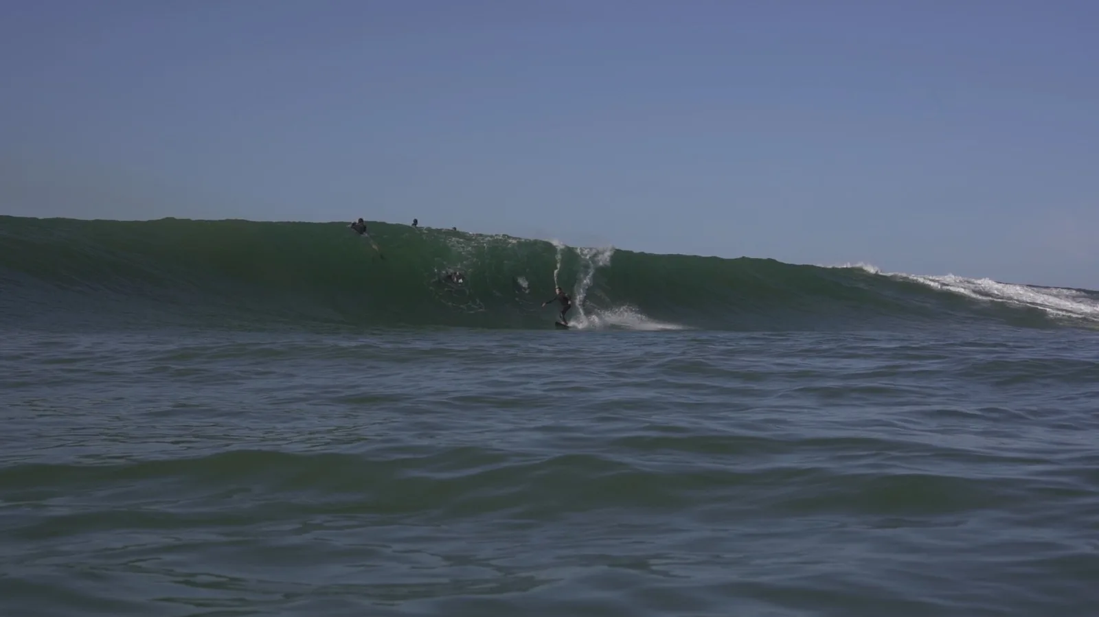 Sessão de surfe de ondas grandes no pico chamado de 2012, em Vila Velha