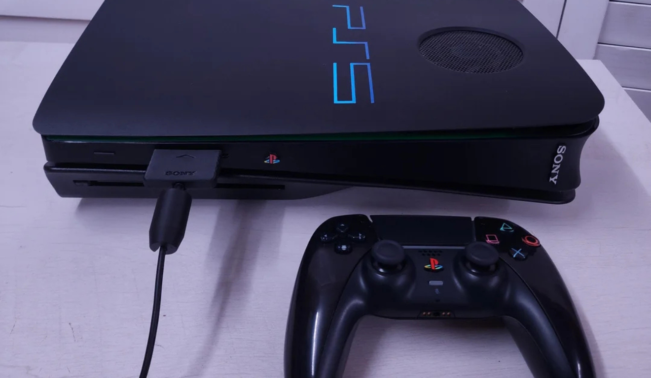 Jogador transforma seu PS5 em um PS2 com luzes retrô, logo clássico e detalhes nostálgicos. Visual viraliza no Reddit e encanta fãs de PlayStation.