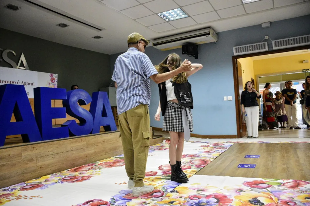 Desfile de moda com idosos na Faesa