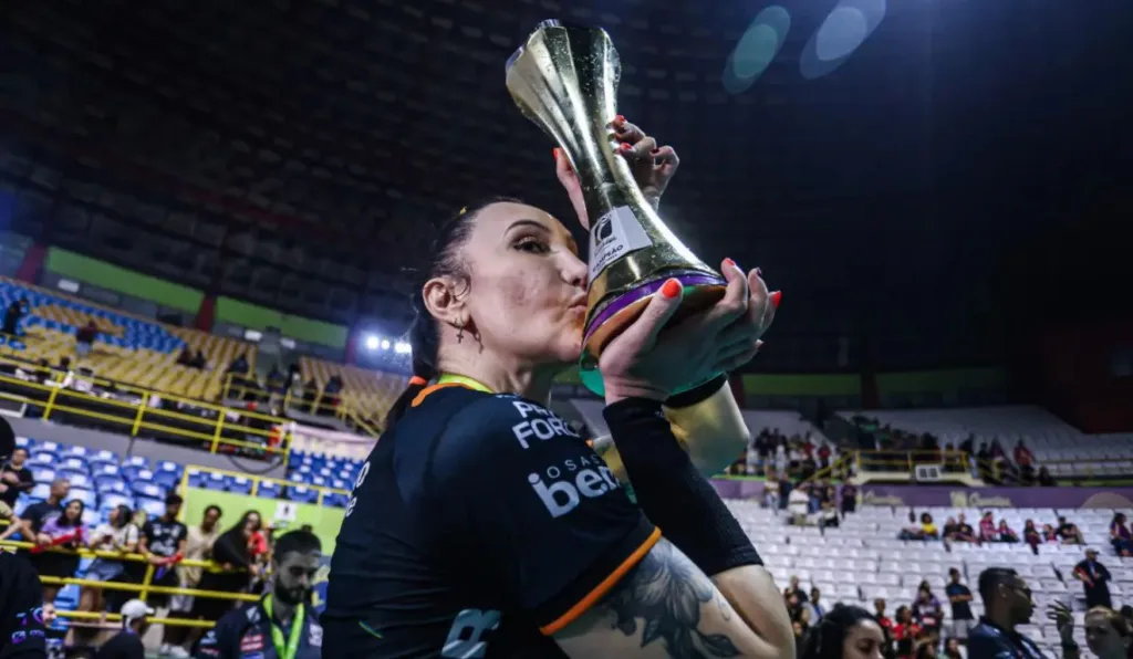Tiffany Abreu é a primeira atleta trans campeã da Superliga Feminina de Vôlei (Foto: @cbvolei)