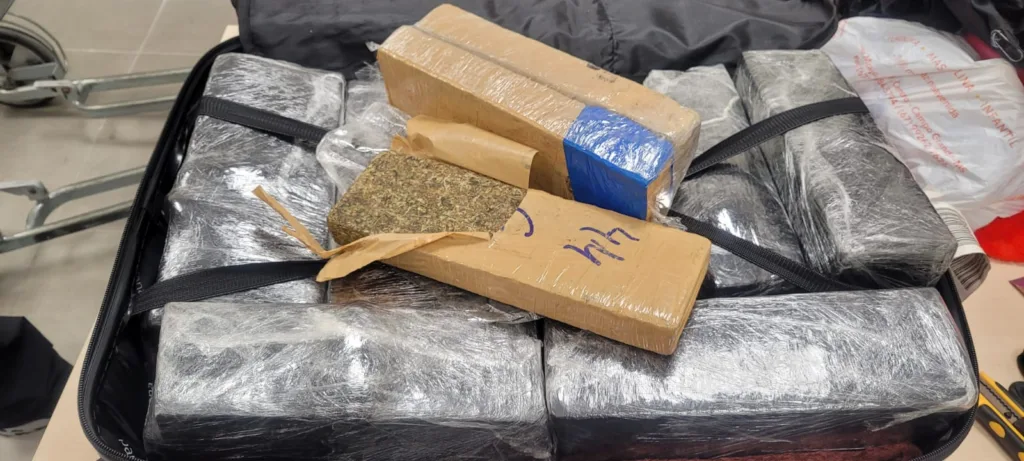 Jovem presa por trafico de drogas
