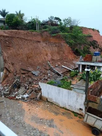 Terra desliza e interdita parcialmente estrada em Guaçuí