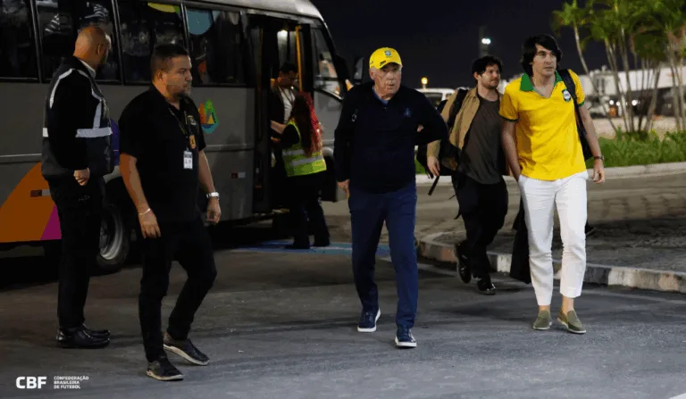 Ancelotti com o empresário Diego Fernandes (camisa do Brasil) que intermediou negociação (Foto @rafaelribeirorio)