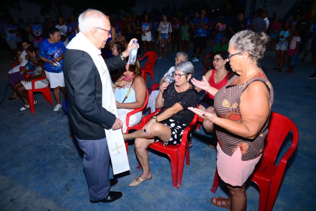 Padre abençoa a Novo Império