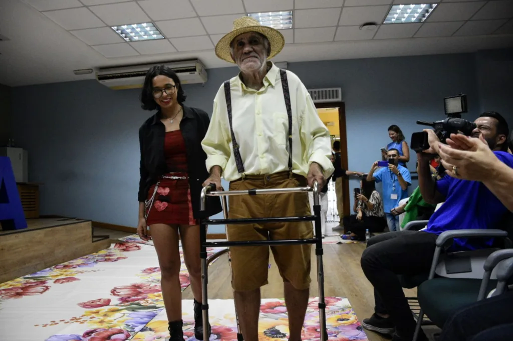 Desfile de moda com idosos na Faesa