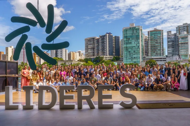 Comparação entre Pós-Graduações Tradicionais e Instituições de Formação de Líderes