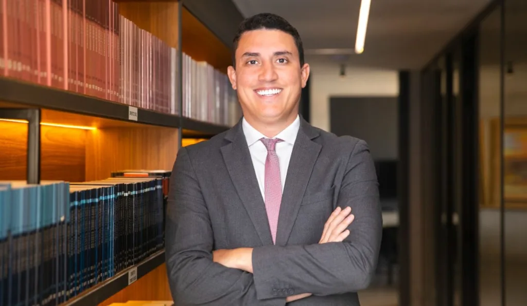 Carlos Frederico Bastos Pereira é advogado