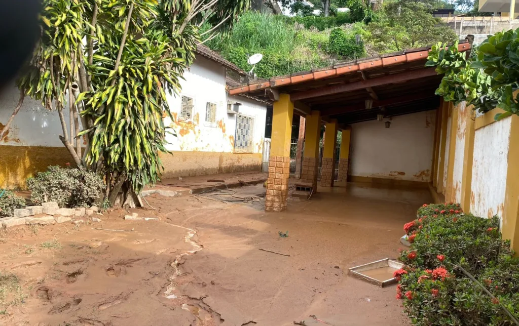 Chuvas no ES, pessoas procuram por roupas e alimentos na lama