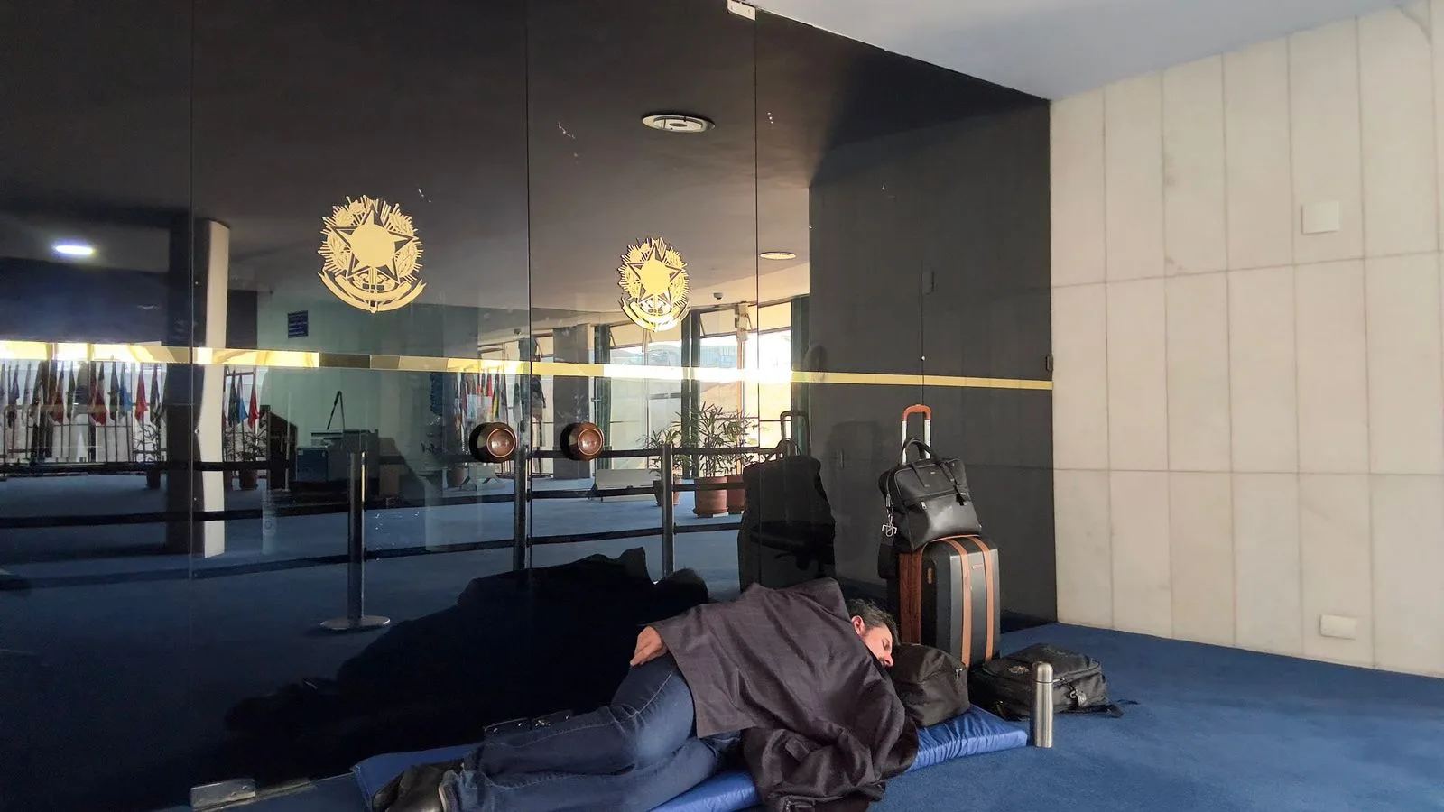 Marcos do Val dorme no Senado