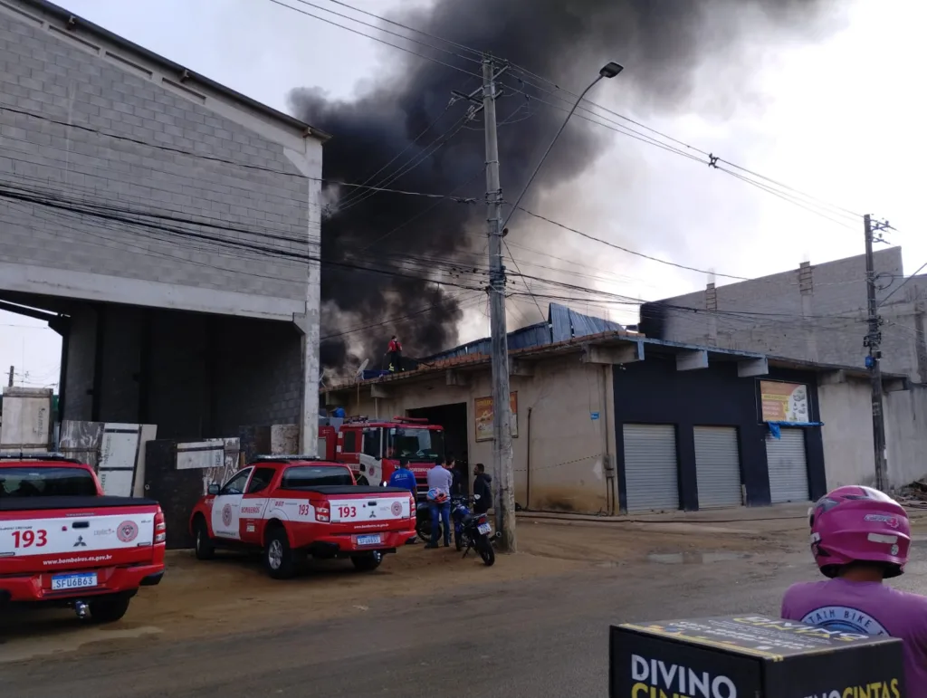 incendio galpao serra