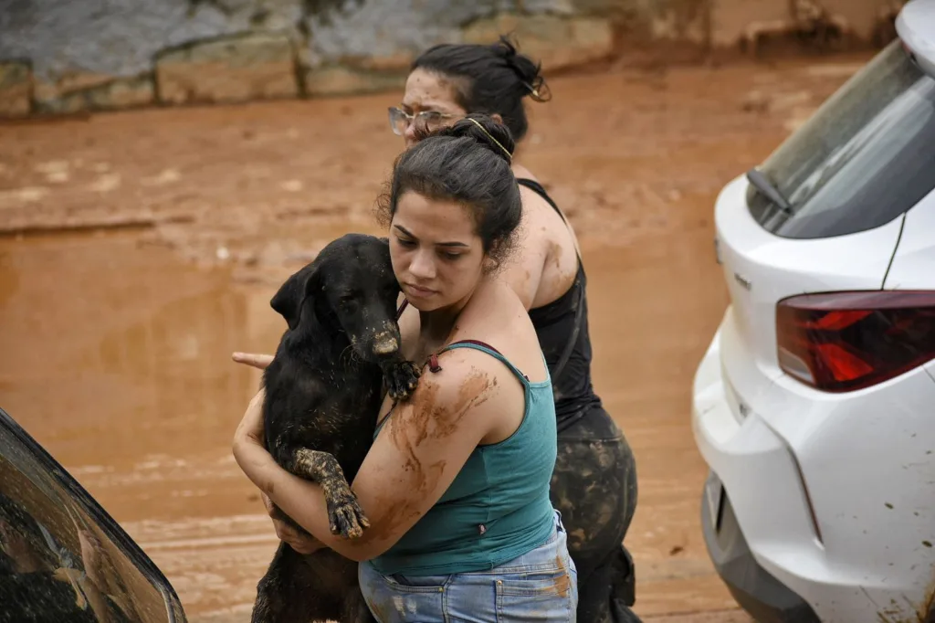 Chuvas no ES, pessoas procuram por roupas e alimentos na lama