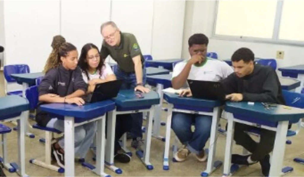 Equipe responsável pelo projeto conta com oito pessoas, sendo cinco alunos. Foto: Divulgação