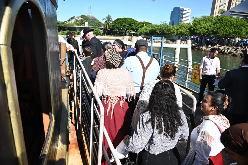 cortejo marítimo da programação dos 150 anos da imigração italian