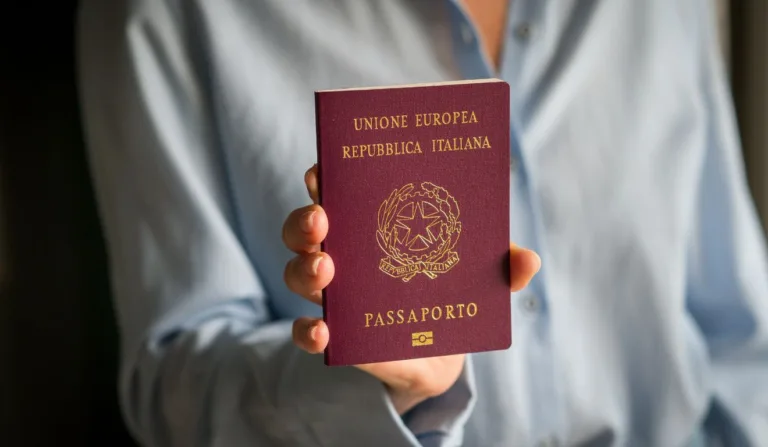 Passaporte italiano. Foto: Canva Pro