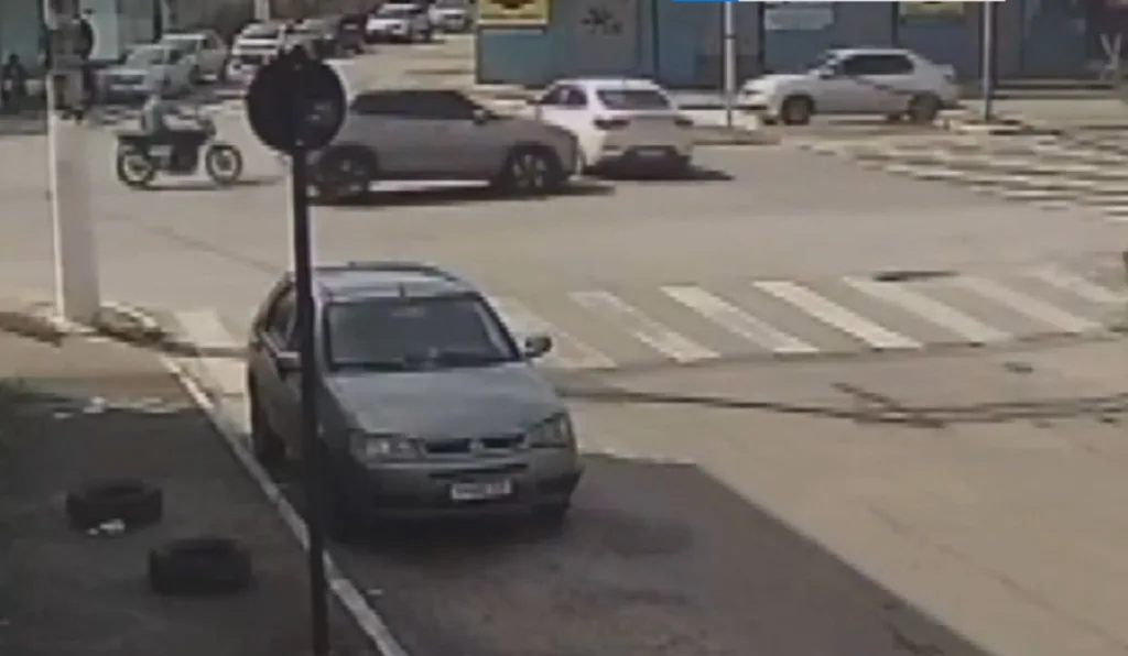 Carro branco saiu de via lateral pela contramão e colidiu com moto na Carlos Lindenberg. Foto: Reprodução/ TV Vitória Carro branco saiu de via lateral pela contramão e colidiu com moto na Carlos Lindenberg. Foto: Reprodução/ TV Vitória