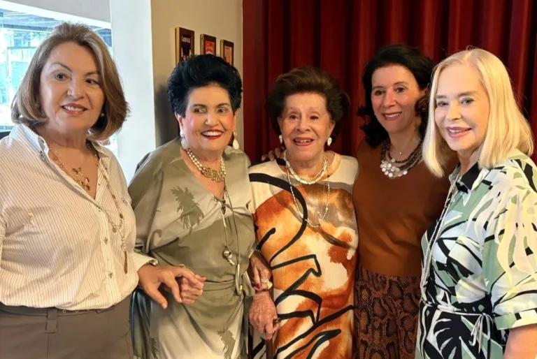 Encontro especial de mulheres elegantes em torno de Doris Ferreira