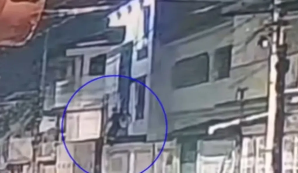Câmeras de segurança flagraram momento em que o suspeito escalou casa para a invasão. Foto: Reprodução/ TV Vitória
