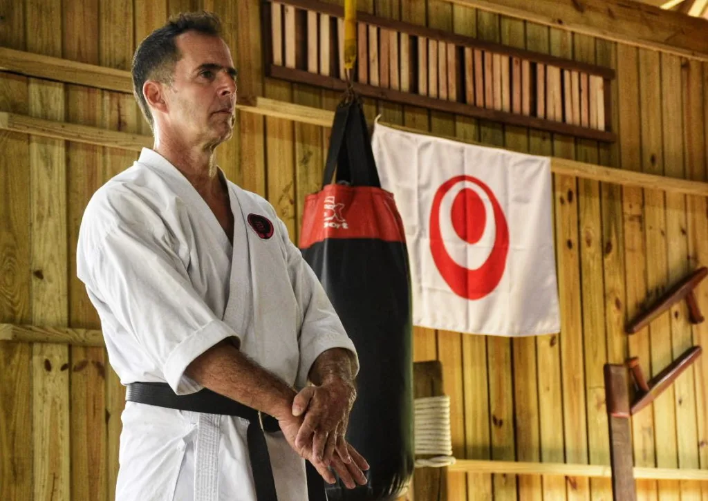 Professor constrói casa japonesa pra ensinar caratê em Vitória