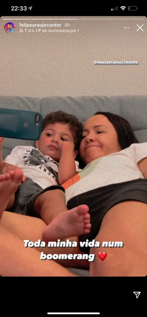 Mãe de Felipe Araújo posa com o neto Miguel em Vitória