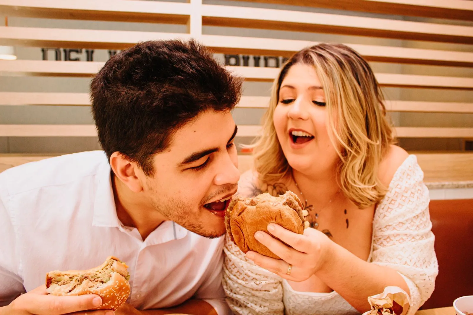 Noiva posa para fotos de casamento em McDonald’s de Vitória