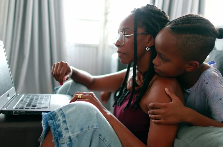 Mães Conectadas: Como a tecnologia transforma o dia a dia delas