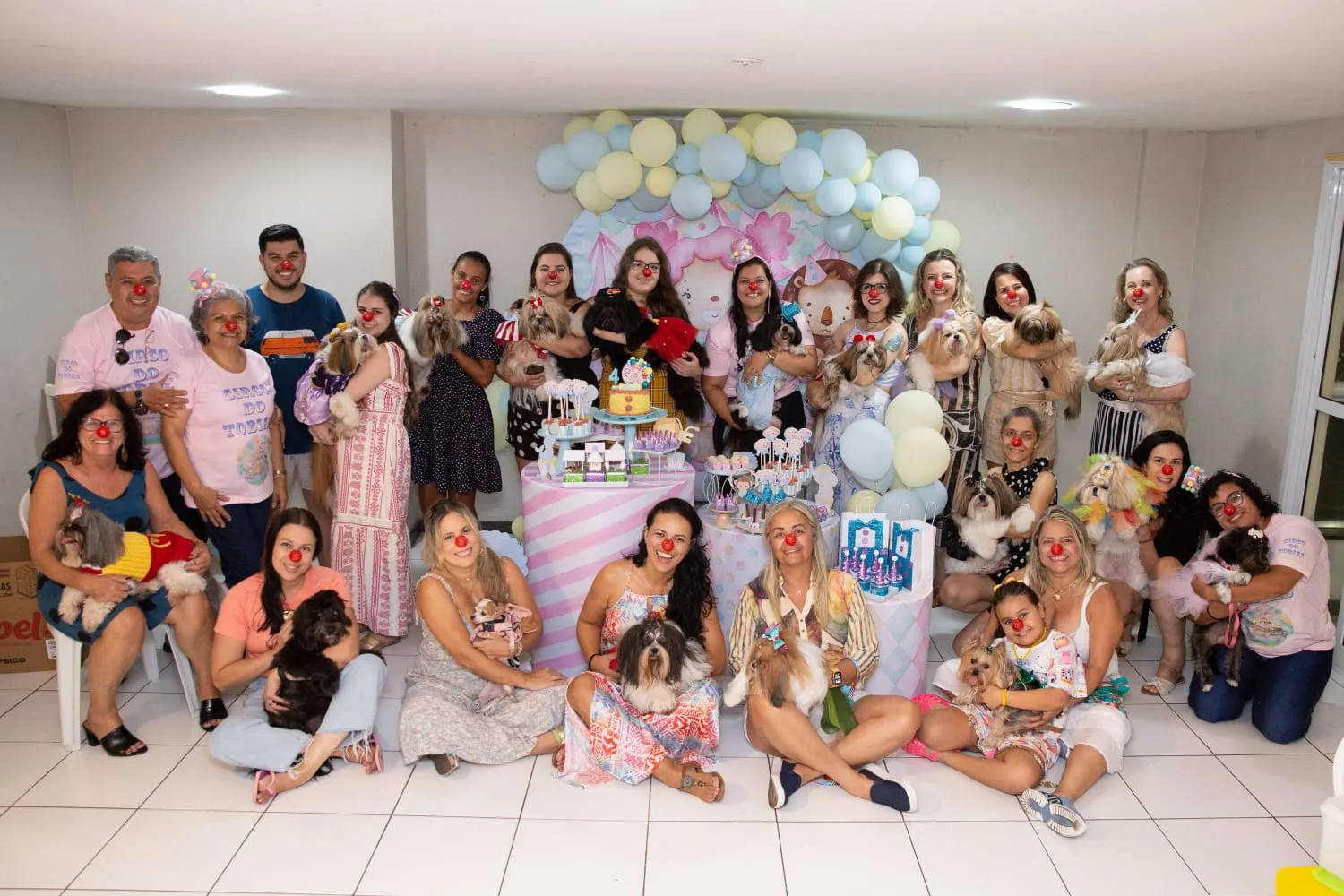 Wanessa Pinto, tenho 40 anos é jornalista e faz festa para os cachorros dela