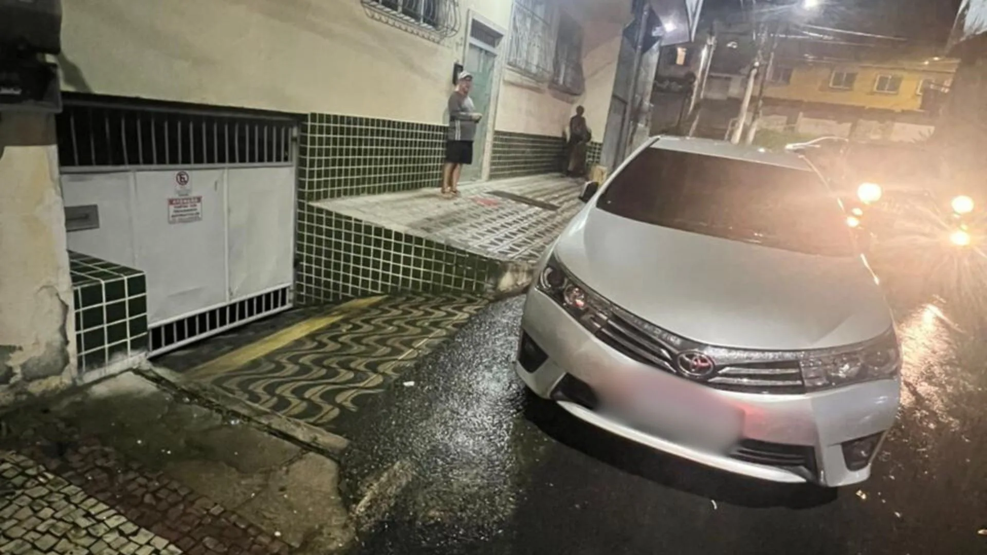 Carro parado em frente a garagem em Cariacica