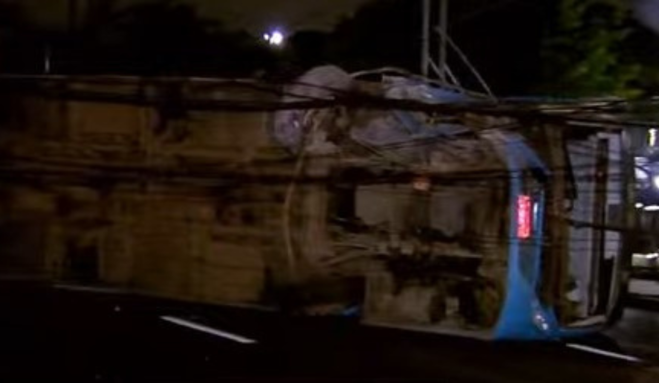 ônibus tombado