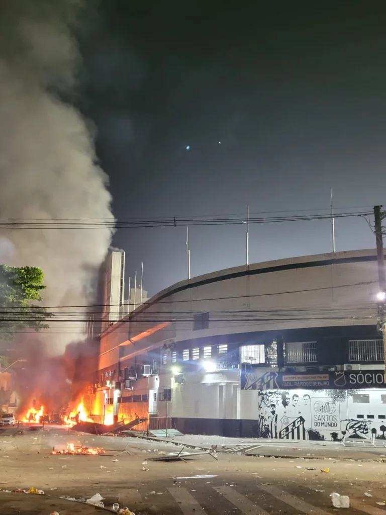 Santos rebaixado. Fogo em ônibus e carros