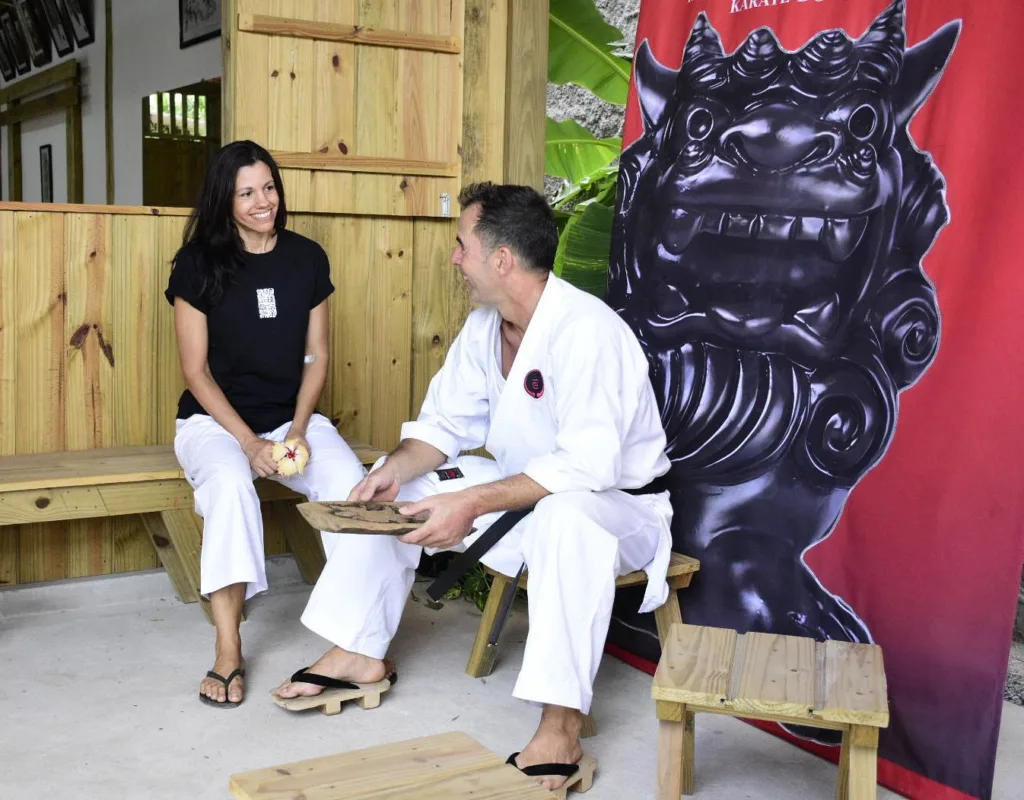Professor constrói casa japonesa pra ensinar caratê em Vitória
