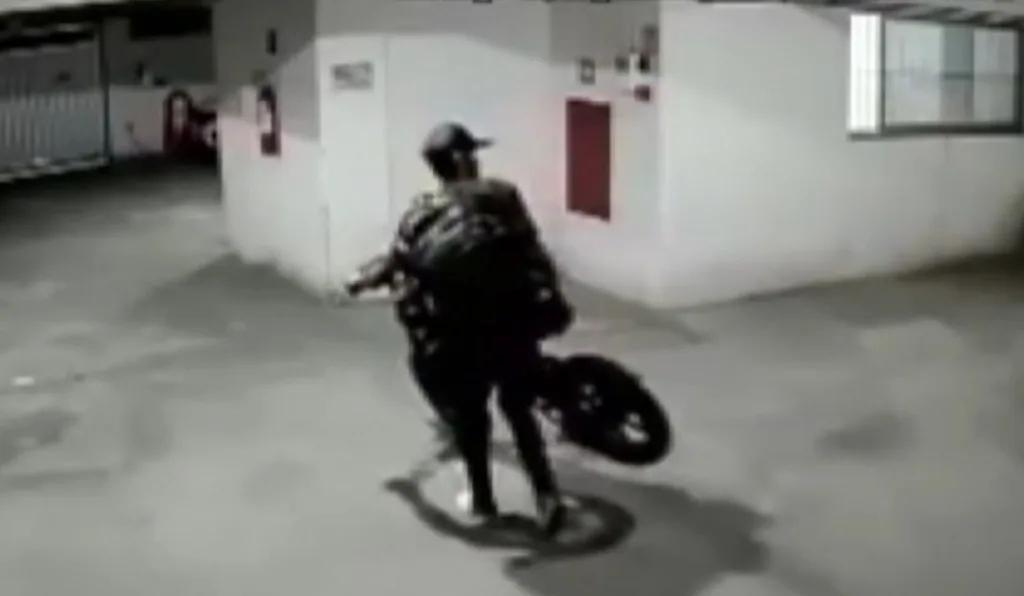 Câmeras de segurança flagraram furto da bicicleta. Foto: Reprodução/ TV Vitória Câmeras de segurança flagraram furto da bicicleta. Foto: Reprodução/ TV Vitória