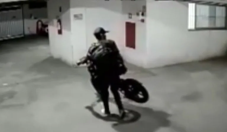 Câmeras de segurança flagraram furto da bicicleta. Foto: Reprodução/ TV Vitória