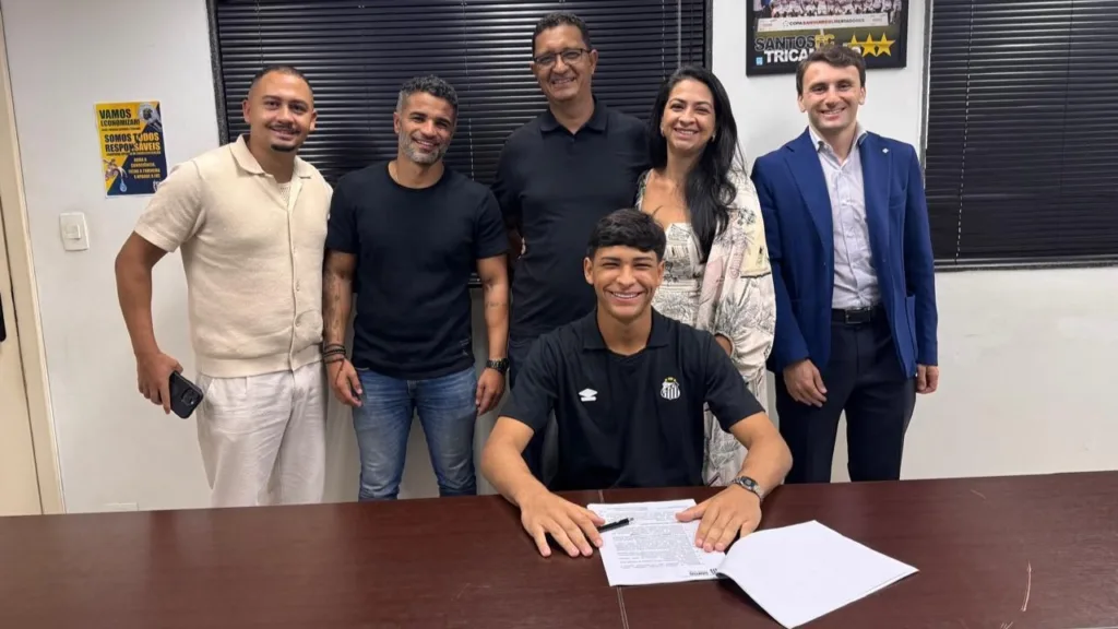 Goleiro Arthur do Vale assina primeiro contrato profissional com o Santos