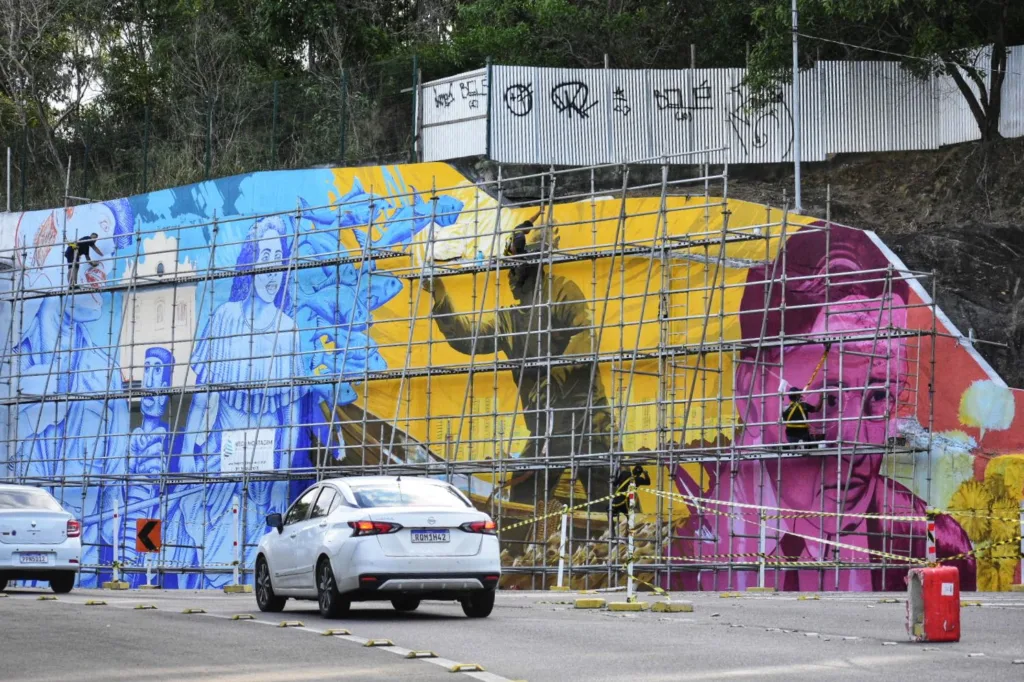 Painel gigante pintado por artistas retrata cultura capixaba na Alça de saída da terceira ponte