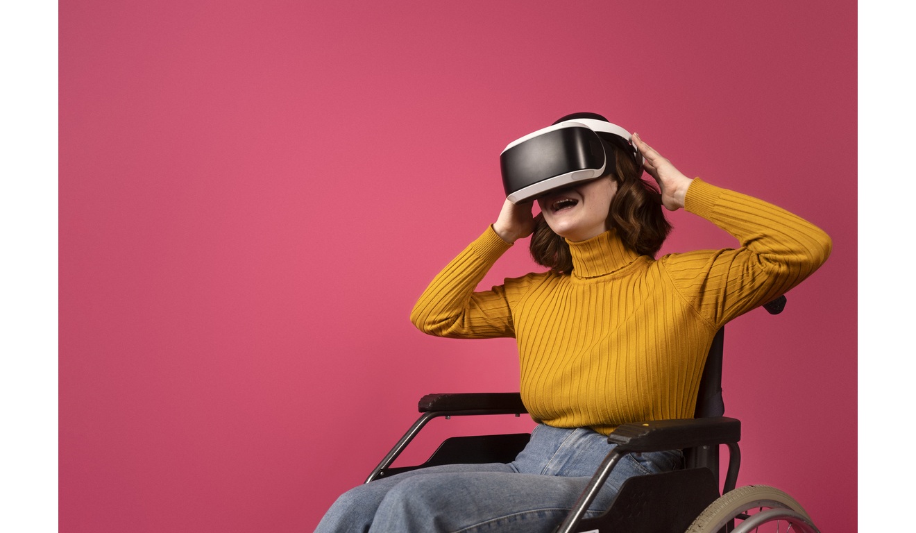 Mulher em cadeira de rodas usa tecnologia assistiva