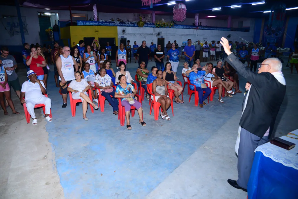 Padre abençoa a Novo Império