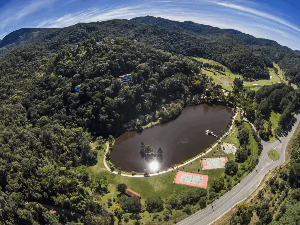 Foto aérea da Reserva Águia Branca Vista aérea da paisagem natural da Reserva Águia Branca, com áreas de floresta, trilhas e montanhas