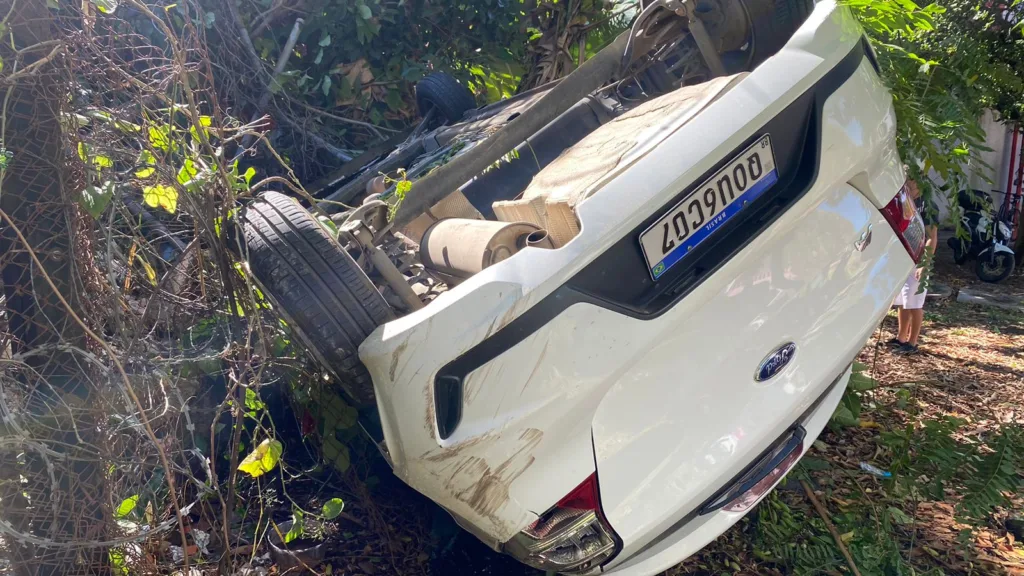 Carro capota Vitória