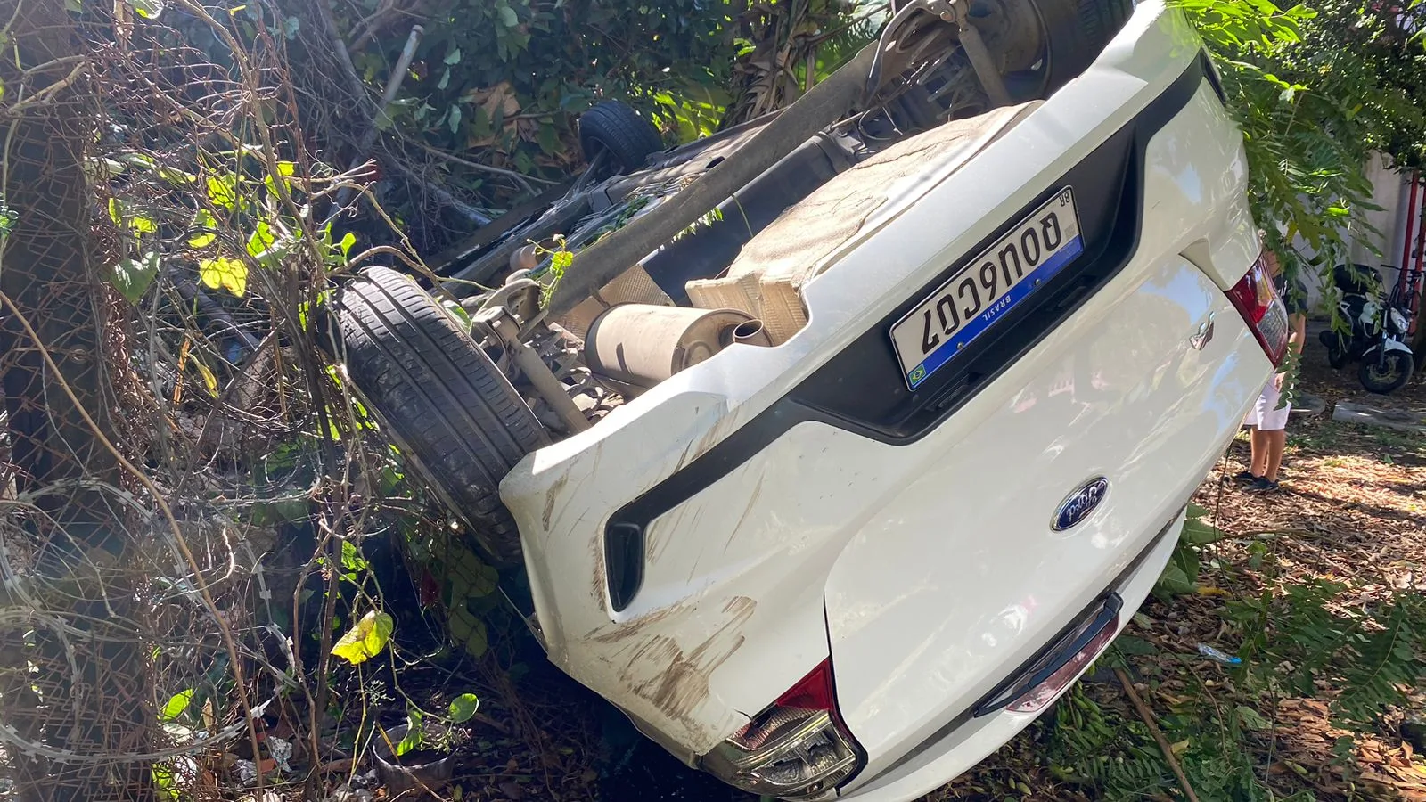 Carro capota Vitória